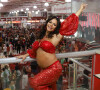 Viviane Araujo usou um look vermelho, na cor da agremiação, com o barrigão à mostra