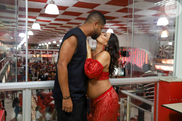 Viviane Araujo trocou beijos com o marido, Guilherme Militão, em ensaio do Salgueiro