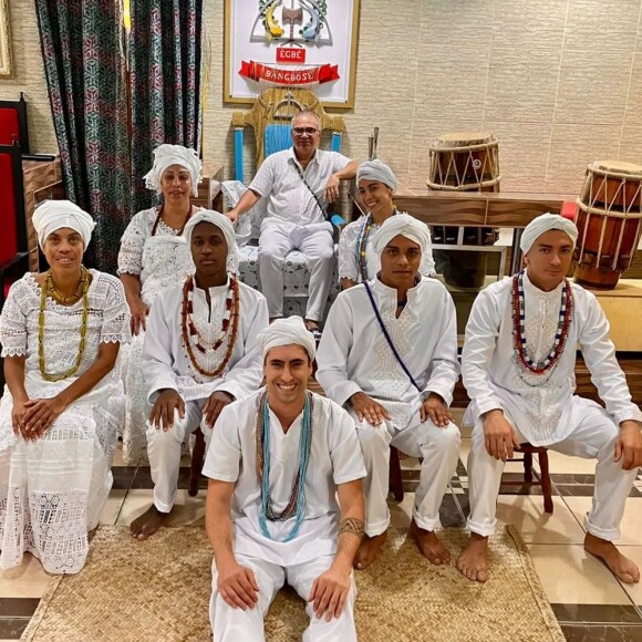 De turbante e roupa branca, Anitta surgiu no terreiro de candomblé em clique raro