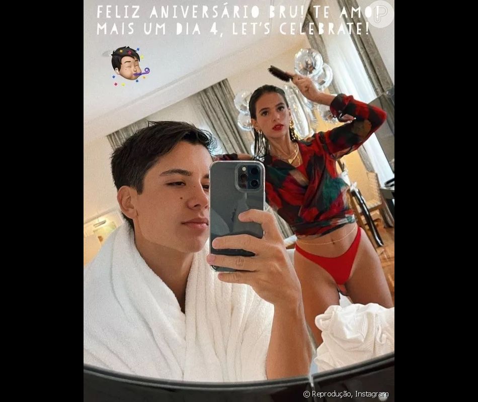 Lucas Valandro, amigo de Bruna Marquezine, compartilhou imagem ao lado da atriz