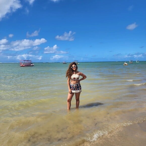 Maisa aproveitou o sábado para postar foto em praia de Alagoas