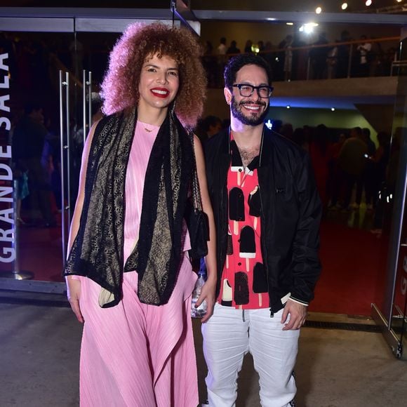 Rainer Cadete e Vanessa da Mata compareceram ao show de Caetano Veloso na Cidade das Artes, no Rio de Janeiro