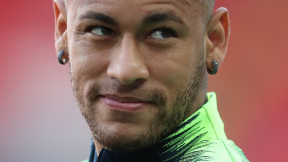 Neymar se encanta com modelo, web nota semelhança com Bruna Marquezine e recomenda: 'Terapia'