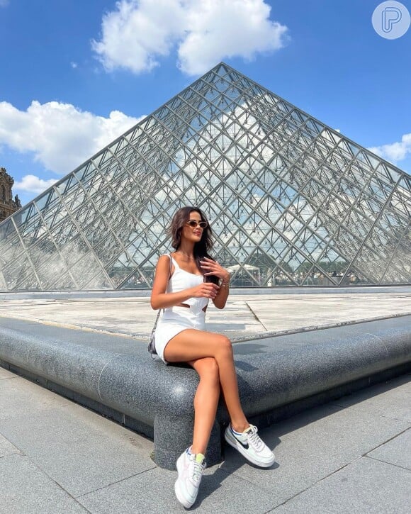 Brenda Pavanelli, a moça que encantou Neymar, está passando uma temporada em Paris