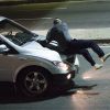 Salvador (Paulinho Vilhena) é atropelado por Josué (Roberto Birindelli) após se jogar em frente ao carro