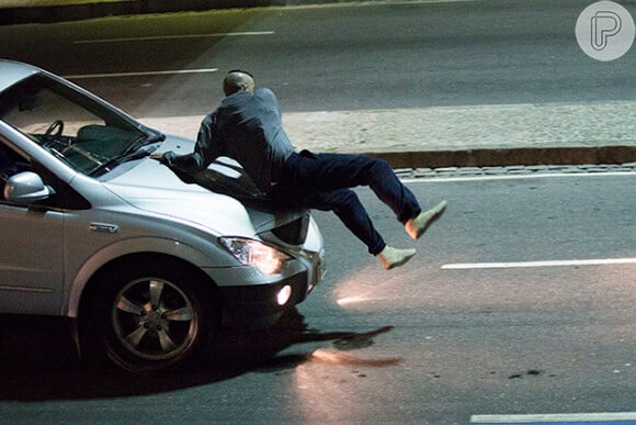 Salvador (Paulinho Vilhena) é atropelado por Josué (Roberto Birindelli) após se jogar em frente ao carro