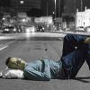Paulinho Vilhena deita no chão da Avenida Chile em intervalo das gravações de 'Império'