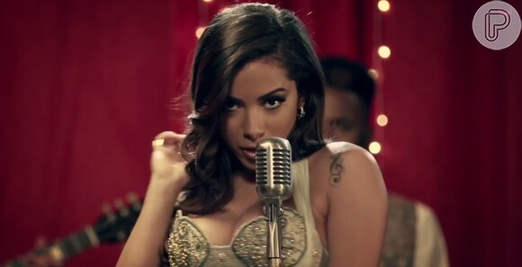 Anitta sensualiza em clipe da música 'Ritmo perfeito'