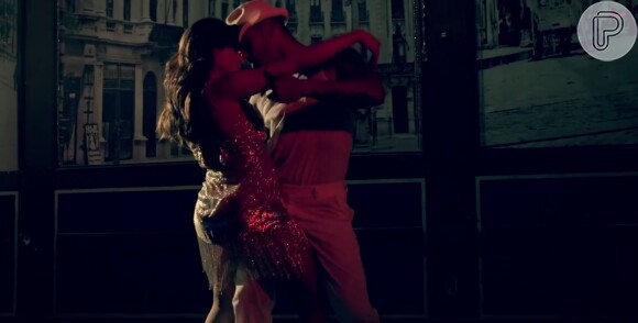 Anitta beija bailarino na boca em clipe de música 'Ritmo perfeito'