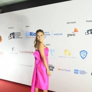 Vestido rosa usado por Isabella Santoni é de Fátima Scofield