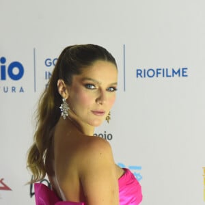 Look de Isabella Santoni roubou a cena no 21º Grande Prêmio do Cinema Brasileiro