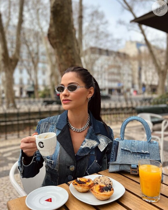 Jaqueta e bolsa em jeans se combinaram em look de viagem de Andressa Suita