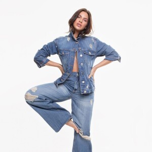 Total jeans: calça e jaqueta destroyed foram combinadas nesse look de Andressa Suita