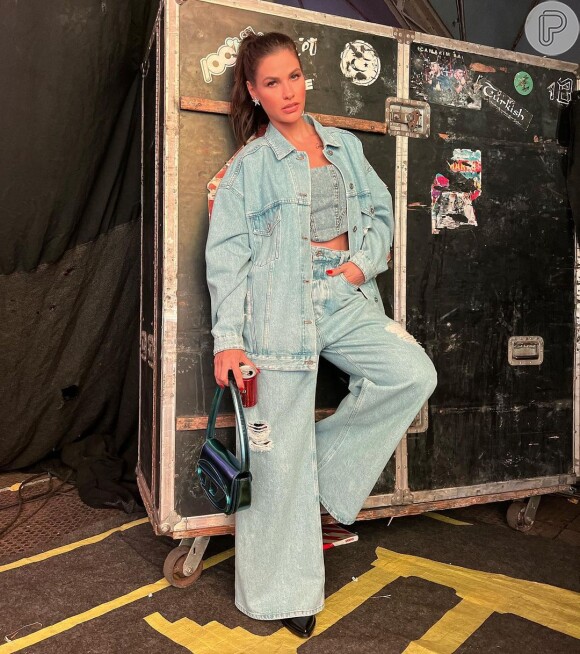 Jeans em lavagem clara fica descolado em look todo com o tecido: inspire-se nesse outfit de Andressa Suita