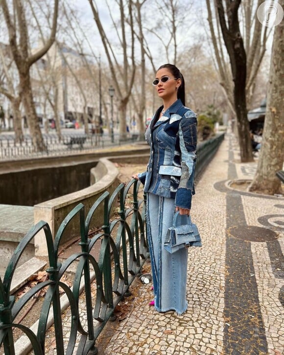 Jeans da bolsa à jaqueta: Andressa Suita apostou em um look autêntico e marcante durante a viagem. 