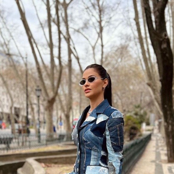 Jeans da bolsa à jaqueta: Andressa Suita apostou em um look autêntico e marcante durante a viagem. 