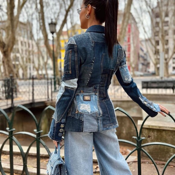 Jaqueta jeans com diferentes lavagens foi destaque em look all jeans de Andressa Suita