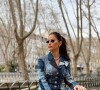 Look total jeans para dia de frio: Andressa Suita elegeu calça flare e jaqueta que misturavam lavagens diferentes de cor