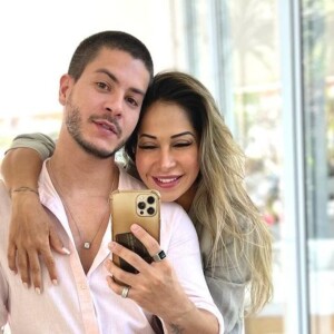 Maíra Cardi posa com Arthur Aguiar e afasta rumores de fim de casamento, em 13 de agosto de 2022