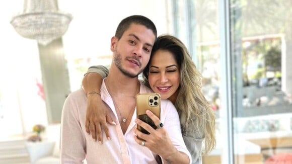 Maíra Cardi e Arthur Aguiar afastam rumores de separação ao posarem juntos em foto romântica