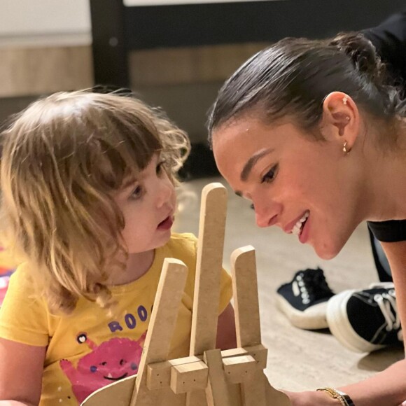 Bruna Marquezine visitou Tatá Werneck e Clara Maria