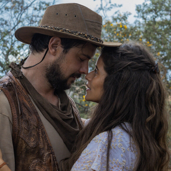 Candoca (Isadora Cruz) e Zé Paulino (Sergio Guizé) estão noivos e nas vésperas do casamento no começo da novela 'Mar do Sertão'. 'Ápice da paixão'