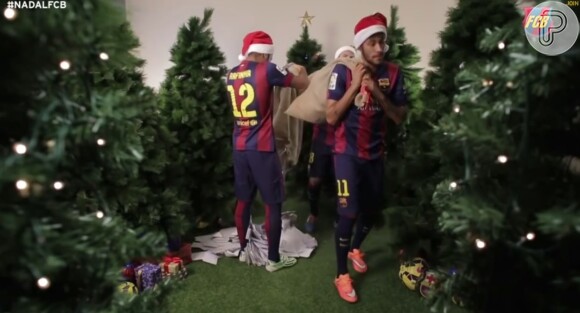 Neymar brinca com saco de mensagens em vídeo gravado pelo Barcelona