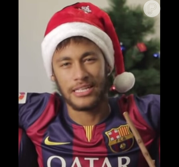 Neymar usa o típico gorrinho de Papai Noel em vídeos gravados pelo Barcelona