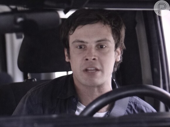 Caíque (Sergio Guizé) é vítima de uma armação e, depois de ser dopado, é culpado por uma acidente de carro com Gustavo (Guilherme Leicam), em 'Alto Astral'