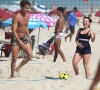 Larissa Manoela e André Luiz Frambach se divertem em praia