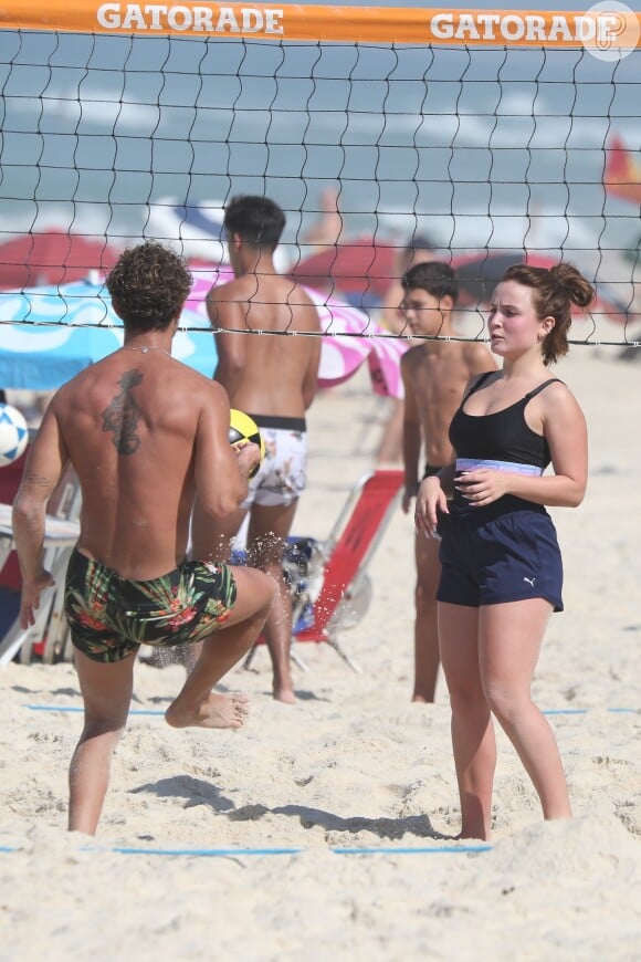 Larissa Manoela e André Luiz Frambach jogam em praia do Rio