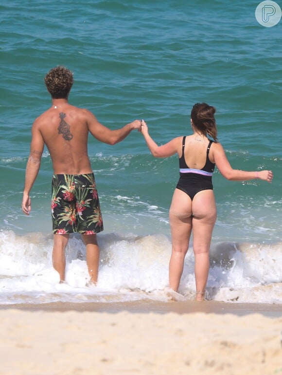 Larissa Manoela e André Luiz Frambach estavam em uma praia neste sábado