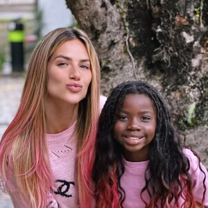 Giovanna Ewbank pintou as pontas dos cabelos de rosa após pedido da filha, Títi