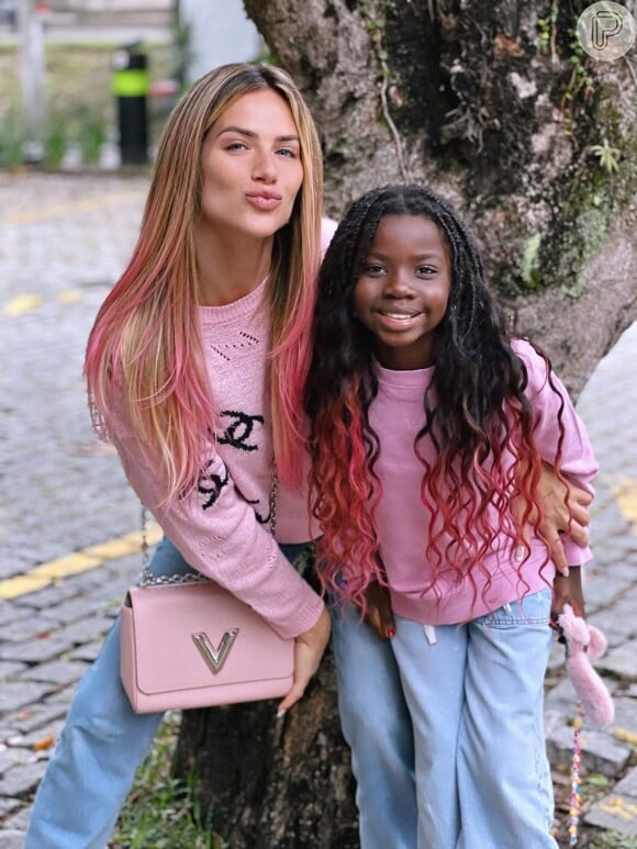 Giovanna Ewbank pintou as pontas dos cabelos de rosa após pedido da filha, Títi