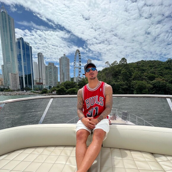 Gabriel Medina vem sendo filmado aos beijos com várias mulheres nos últimos meses, desde que ficou solteiro