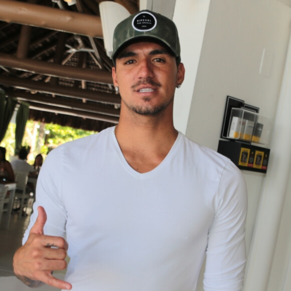 Gabriel Medina confundiu os internautas ao aparecer com um gato de Grazi Massafera