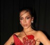 Anitta apostou em vestido vermelho com viés político