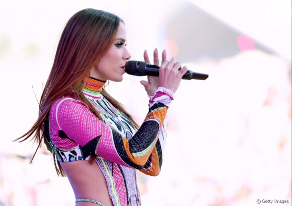 Anitta comemorou vitória inédita do Brasil no VMA 2022 com seu prêmio de Melhor Solista