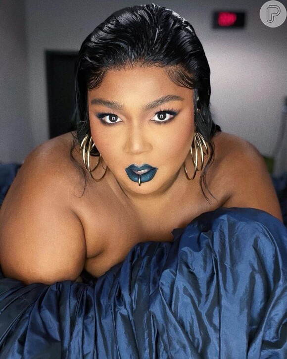 O batom azul de Lizzo no VMA é sinônimo de ousadia e personalidade na maquiagem
