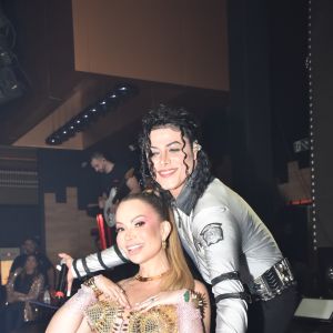 Solange Almeida recebeu Rodrigo Teaser, cover de Michael Jackson, na sua festa de 48 anos, em Fortaleza, em 29 de agosto de 2022