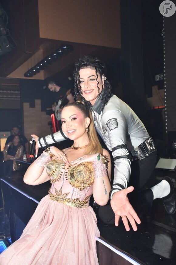 Solange Almeida recebeu Rodrigo Teaser, cover de Michael Jackson, na sua festa de 48 anos, em Fortaleza, em 29 de agosto de 2022
