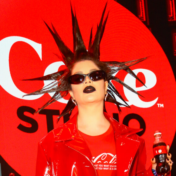 Gkaapostou em um look inspirado na tendência punk