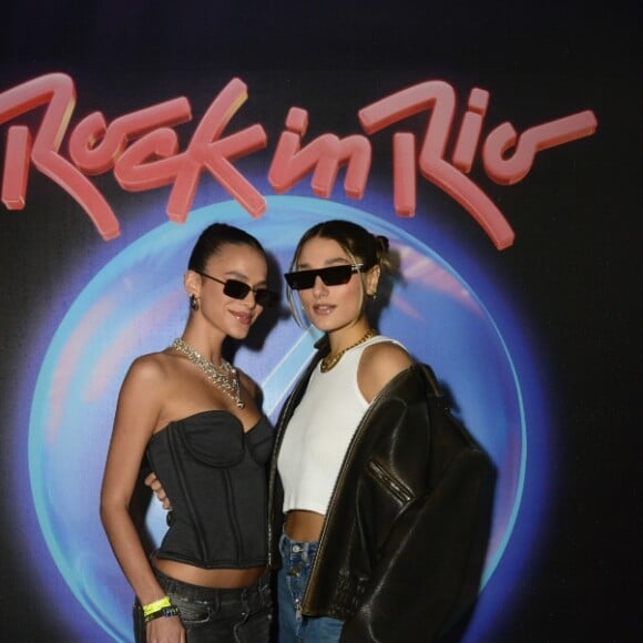 Bruna Marquezine foi ao Rock in Rio com a amiga Sasha