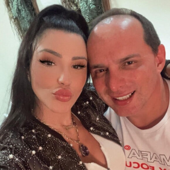 Filho de Gretchen, Thammy Miranda revoltou a irmã Jenny Miranda com processo. 'Existe um processo de adoção. Eu estou sendo injustiçada. Vão me devolver?', questionou ela, na foto com o marido da cantora, Esdras