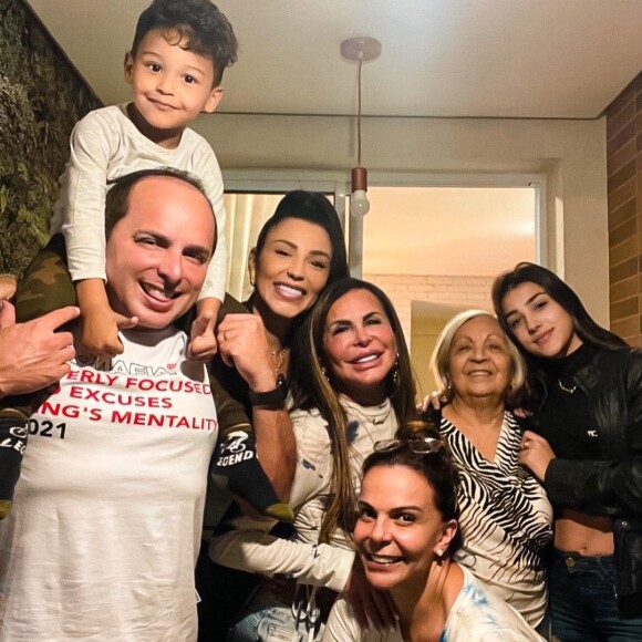 Gretchen, a irmã, Sula Miranda, o marido, Esdras Souza, e a filha Jenny Miranda se reuniram no fim de 2021