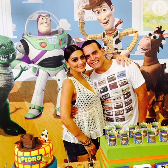 Juliana Paes comemorou com festa o aniversário de 4 anos do filho, Pedro, no domingo, 21 de dezembro de 2014. Na foto, ela posa com Tio Beto, responsável pela organização da festa, que teve como tema a animação 'Toy Story'