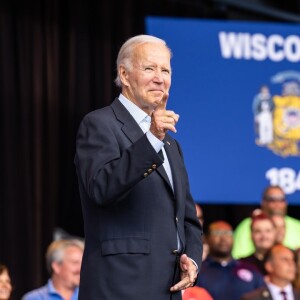 "A rainha Elizabeth II foi uma estadista de dignidade e constância incomparáveis, que aprofundou a aliança fundamental entre o Reino Unido e os Estados Unidos", afirmou Joe Biden, que é presidente do Estados Unidos