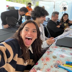 Bruna Marquezine e Xolo Maridueña se conheceram nas filmagens de 'Besouro Azul'