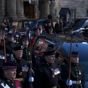 Cortejo de Rainha Elizabeth II foi acompanhado por Rei Charles III e outros membros da Família Real; eles seguiram o veículos a pé