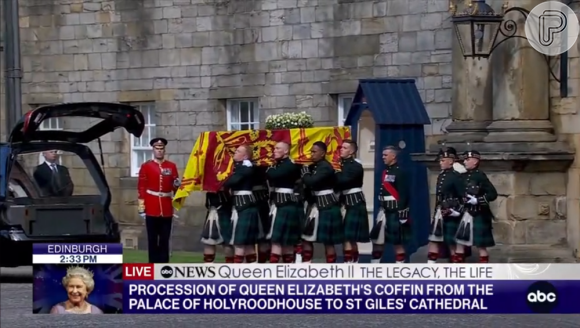 O caixão da Rainha Elizabeth II foi levado para o interior do local